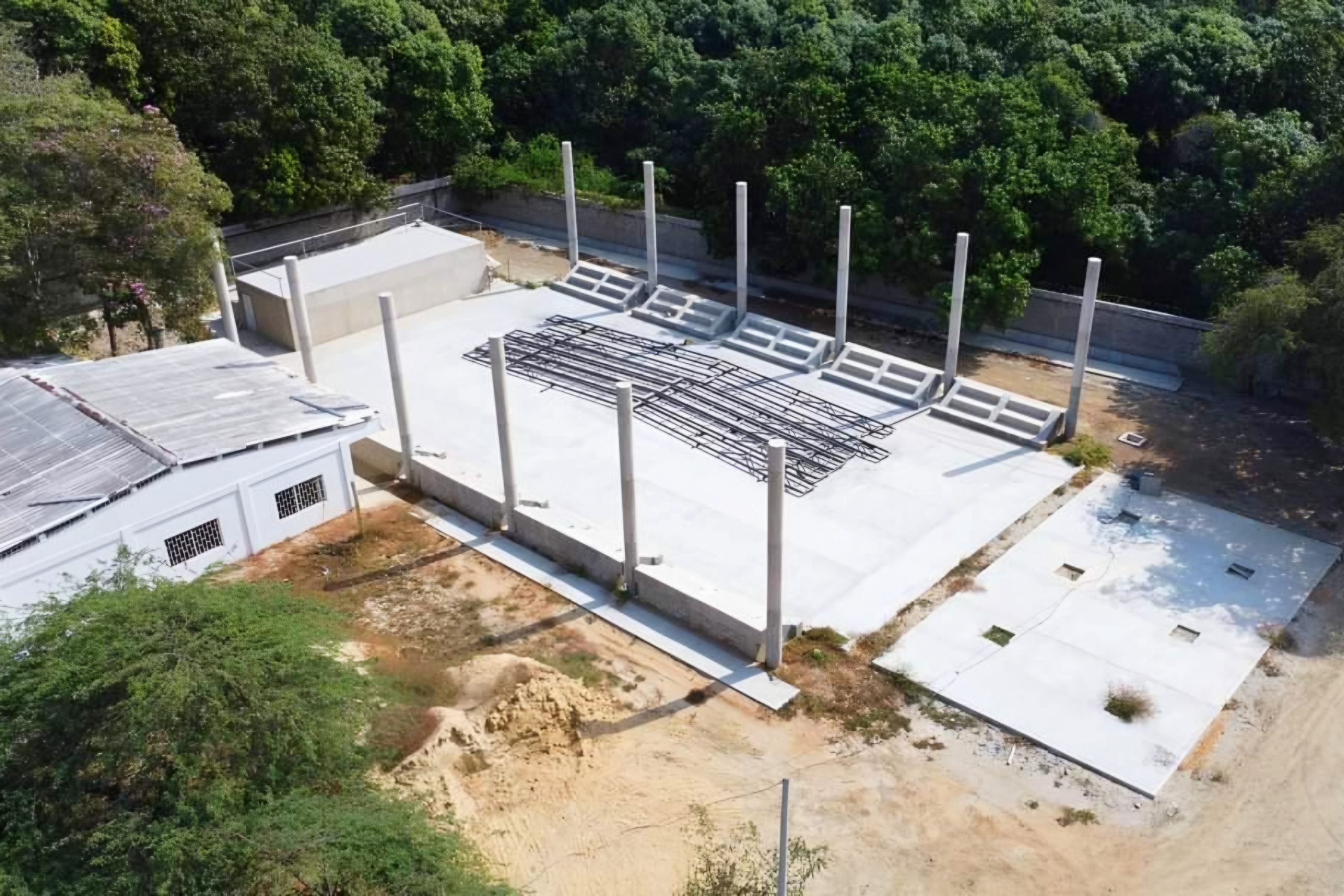 Con la aspiración de albergar a ocho mil estudiantes de Magdalena y departamentos aledaños como Cesar, la IES Infotep -en cabeza del rector Leonardo Pérez Suescún PhD- viene haciendo esfuerzos para que el Campus Costa Verde sea un ambiente académico completo. Después de la habilitación de salones, los trabajos de acueducto y demás mínimos para la operación, la Alma Máter destinó gran parte del poco presupuesto que se le asigna a la construcción de espacios de bienestar y acompañamiento académico para hacer que los estudiantes cuenten con óptimas condiciones de formación integral. Al respecto, el rector Leonardo Pérez Suescún indicó que “esa sede es un proyecto de gran envergadura; tiene un costo que supera los 100 mil millones de pesos. Sin embargo, con los escasos recursos que nos asignan, hemos ido brindando el servicio con aulas y espacios educativos. En la actualidad, tenemos en ejecución la cancha múltiple, la cafetería y la biblioteca. Espacios que se darán al funcionamiento en este periodo académico, con fecha estimada, en el mes de mayo”. La apuesta por estos espacios radica en el fortalecimiento de escenarios de Bienestar, los cuales apoyan los procesos de retención estudiantil de la IES Infotep. Procesos que, vale destacar, fueron galardonados por el Ministerio de Educación Nacional en su entrega de reconocimientos anual denominada “Noche de la Excelencia Educativa” 2023. Adicionalmente, informó el rector Pérez Suescún, este año se habilitará la cancha de fútbol de la Institución, la cual fue una de las mejores del municipio cuando el Campus Costa Verde todavía era la Institución Educativa “Alfredo Correa de Andreis”, antiguo colegio San Juan Bosco. “La habilitaremos no solo para nuestra comunidad estudiantil, sino para la sociedad en general, en tanto se suscriban los convenios y se atiendan los protocolos que queden contenidos en éstos. Así mismo, todo el tema de paisajismo y de zonas verdes como espacios de recreación y esparcimiento para nuestra comunidad académica”, señaló el rector. Finalmente, el rector recordó que la Institución requiere del apoyo del Gobierno Nacional y de los entes territoriales para poder avanzar en otras fases de la ejecución del proyecto Campus Costa Verde. Sólo así se cumpliría más rápido el sueño de acoger ocho mil estudiantes provenientes de municipios como Ciénaga, Zona Bananera, Aracataca, El Retén, Fundación y el Distrito de Santa Marta en el Magdalena; y de El Copey, Bosconia, El Paso y Astrea en el Cesar, a quienes -por lo disperso de la población y la geografía del territorio- les resultaría fácil tomar la oferta académica de Infotep.