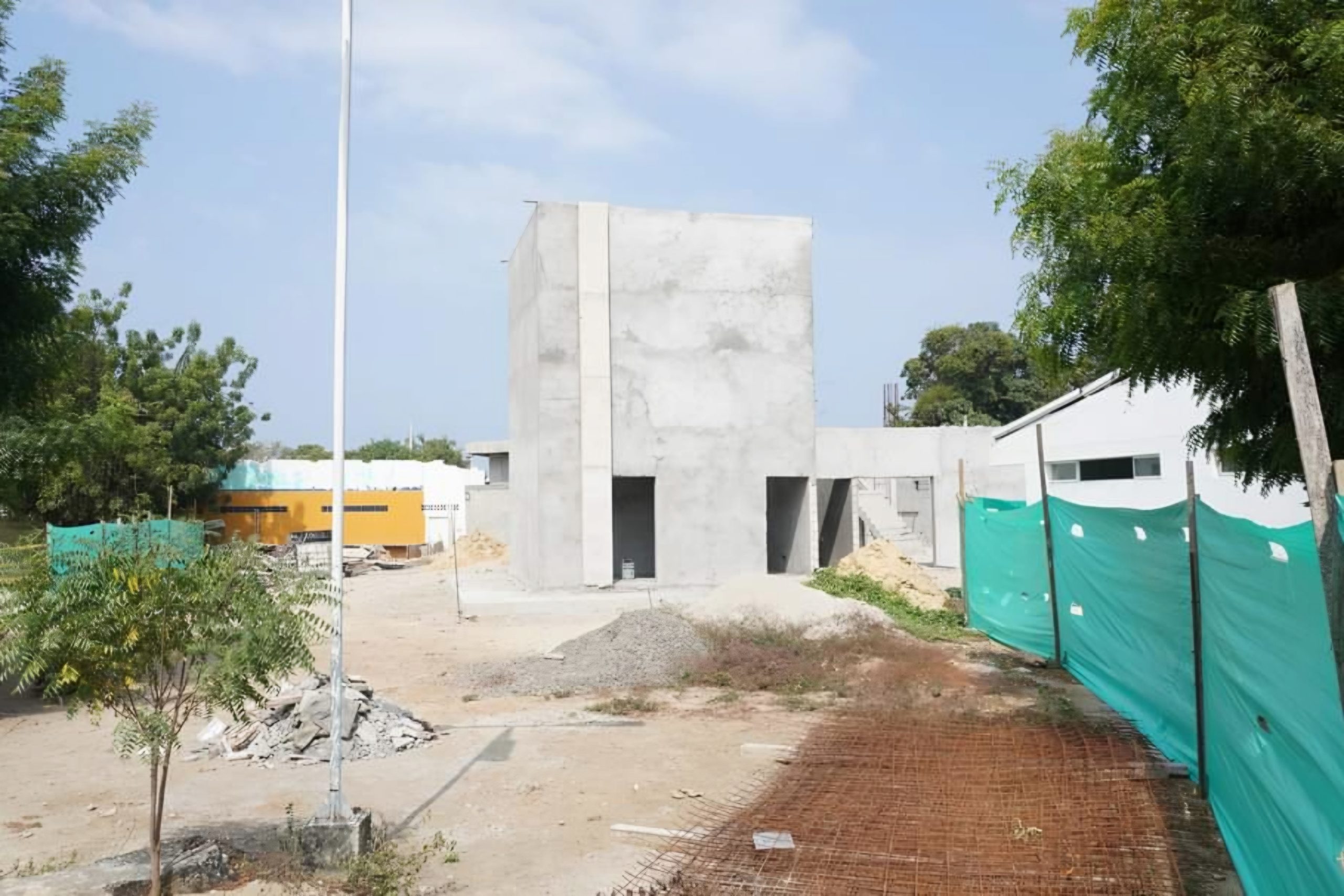 Con la aspiración de albergar a ocho mil estudiantes de Magdalena y departamentos aledaños como Cesar, la IES Infotep -en cabeza del rector Leonardo Pérez Suescún PhD- viene haciendo esfuerzos para que el Campus Costa Verde sea un ambiente académico completo. Después de la habilitación de salones, los trabajos de acueducto y demás mínimos para la operación, la Alma Máter destinó gran parte del poco presupuesto que se le asigna a la construcción de espacios de bienestar y acompañamiento académico para hacer que los estudiantes cuenten con óptimas condiciones de formación integral. Al respecto, el rector Leonardo Pérez Suescún indicó que “esa sede es un proyecto de gran envergadura; tiene un costo que supera los 100 mil millones de pesos. Sin embargo, con los escasos recursos que nos asignan, hemos ido brindando el servicio con aulas y espacios educativos. En la actualidad, tenemos en ejecución la cancha múltiple, la cafetería y la biblioteca. Espacios que se darán al funcionamiento en este periodo académico, con fecha estimada, en el mes de mayo”. La apuesta por estos espacios radica en el fortalecimiento de escenarios de Bienestar, los cuales apoyan los procesos de retención estudiantil de la IES Infotep. Procesos que, vale destacar, fueron galardonados por el Ministerio de Educación Nacional en su entrega de reconocimientos anual denominada “Noche de la Excelencia Educativa” 2023. Adicionalmente, informó el rector Pérez Suescún, este año se habilitará la cancha de fútbol de la Institución, la cual fue una de las mejores del municipio cuando el Campus Costa Verde todavía era la Institución Educativa “Alfredo Correa de Andreis”, antiguo colegio San Juan Bosco. “La habilitaremos no solo para nuestra comunidad estudiantil, sino para la sociedad en general, en tanto se suscriban los convenios y se atiendan los protocolos que queden contenidos en éstos. Así mismo, todo el tema de paisajismo y de zonas verdes como espacios de recreación y esparcimiento para nuestra comunidad académica”, señaló el rector. Finalmente, el rector recordó que la Institución requiere del apoyo del Gobierno Nacional y de los entes territoriales para poder avanzar en otras fases de la ejecución del proyecto Campus Costa Verde. Sólo así se cumpliría más rápido el sueño de acoger ocho mil estudiantes provenientes de municipios como Ciénaga, Zona Bananera, Aracataca, El Retén, Fundación y el Distrito de Santa Marta en el Magdalena; y de El Copey, Bosconia, El Paso y Astrea en el Cesar, a quienes -por lo disperso de la población y la geografía del territorio- les resultaría fácil tomar la oferta académica de Infotep.