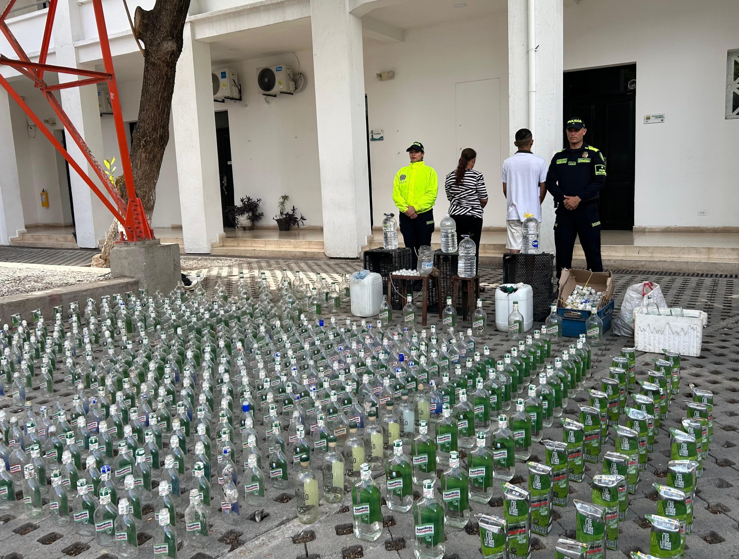 ¡Pilas con el alcohol! Policía captura a dos personas por elaboración, distribución y comercialización de licor adulterado