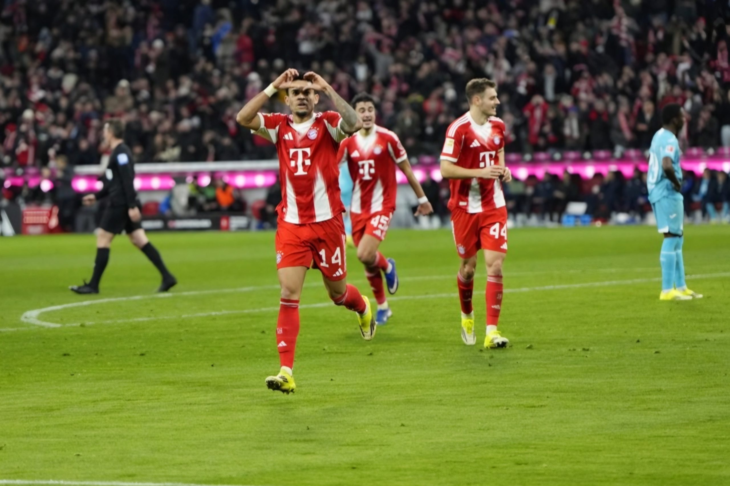 ¡Inmenso Luis Díaz! Marca hat-trick en la goleada de Bayern Múnich sobre Hoffenheim 5-1