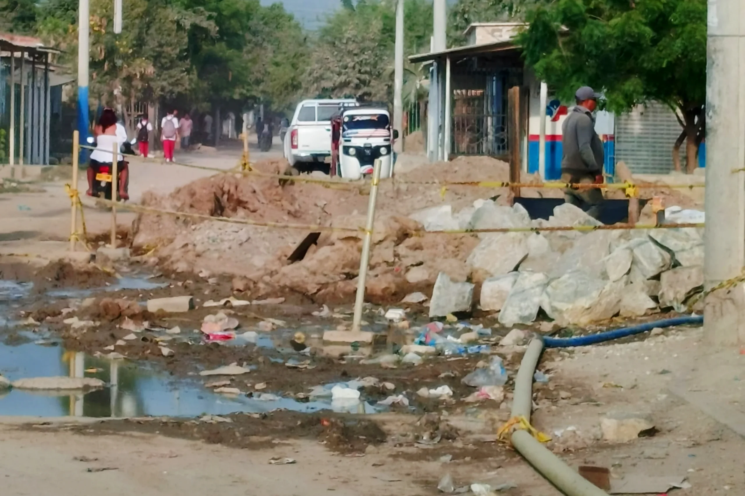 Inconformismo en El Poblado: moradores exigen a Edubar soluciones urgentes en las obras de la calle 18