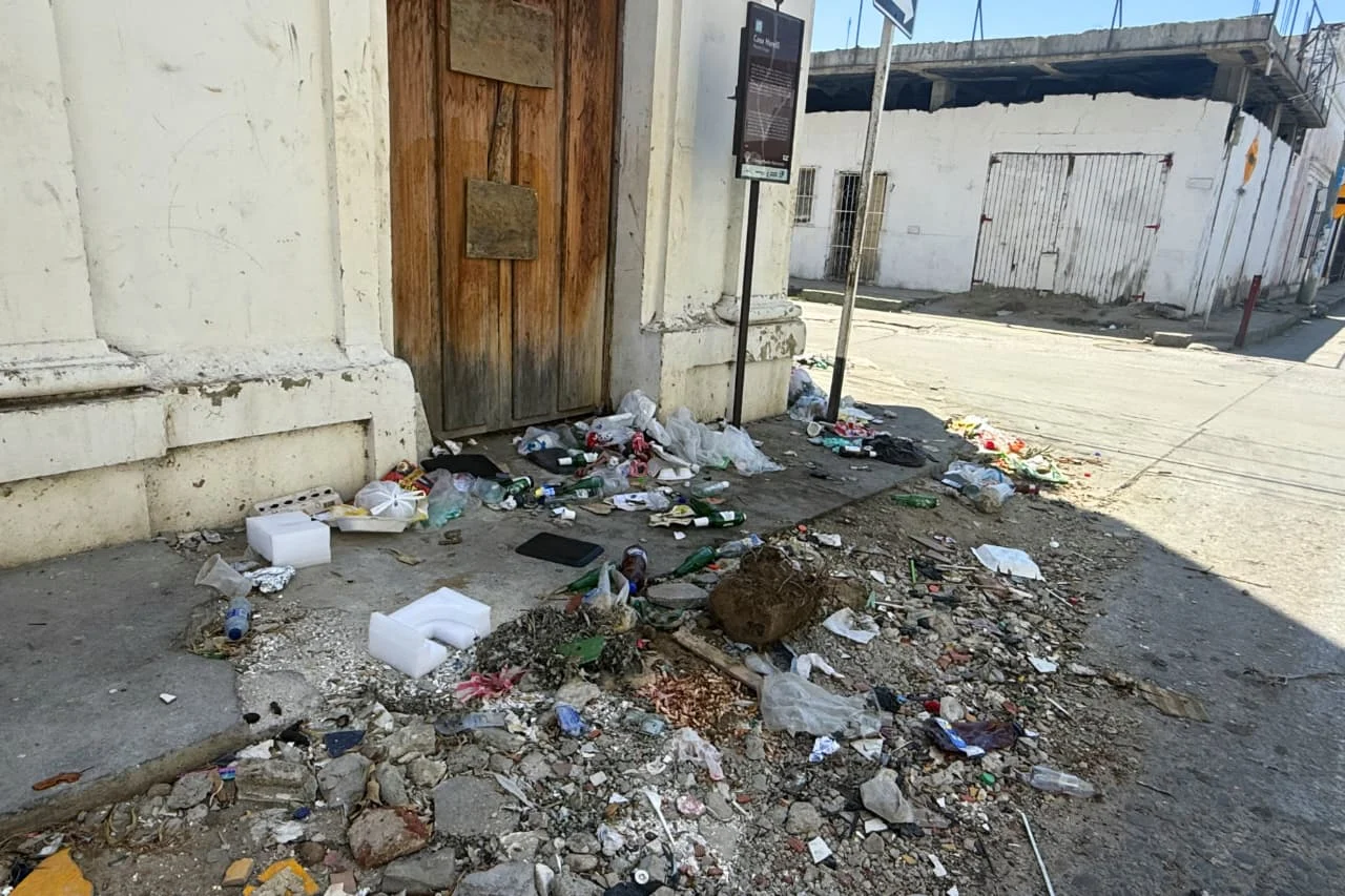 ¡Indignación ciudadana! En un basurero a cielo abierto se convirtió la fachada de la antigua casa Morelli