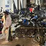 Comerciantes denuncian que las entradas de la Plaza del Centenario las convirtieron en parqueadero público
