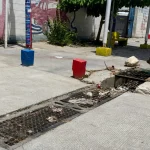 ¡La ciudadanía denuncia! Solicitan intervención del canal en mal estado con señalización improvisada