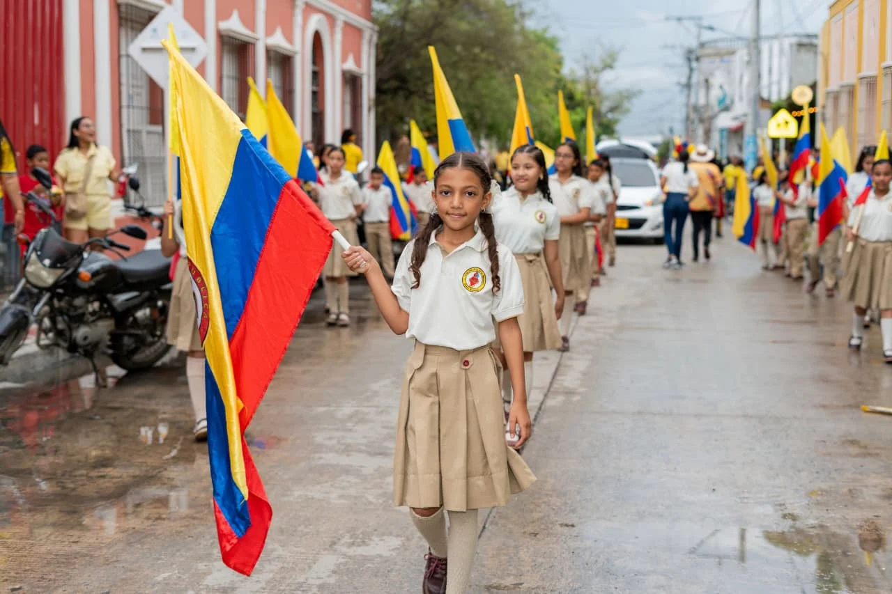 “Viviendo la historia”: estudiantes revivieron la época colonial del 20 de julio