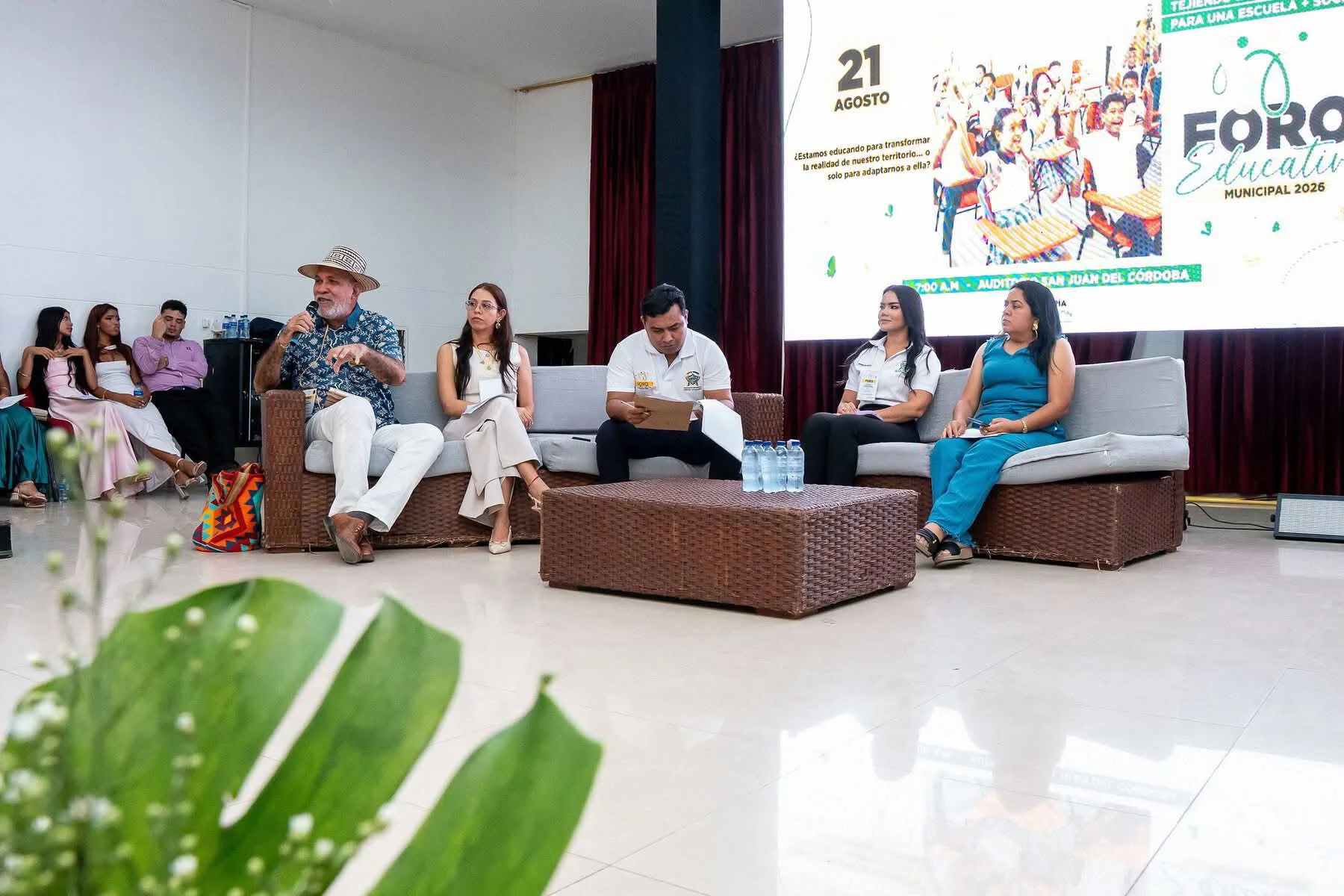 350 integrantes de la comunidad educativa reflexionaron sobre el futuro de la educación en Ciénaga