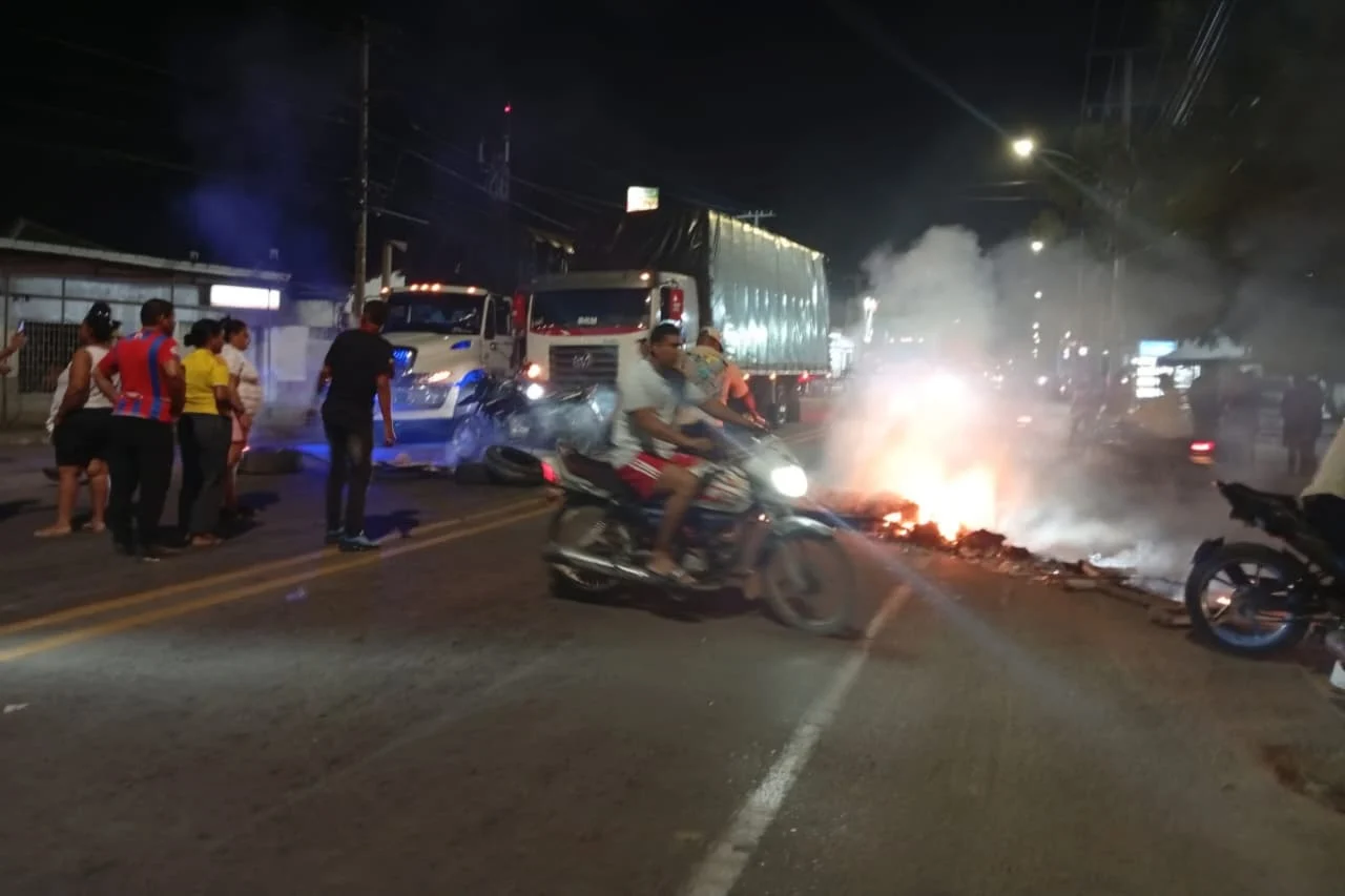 Barrios 18 de enero y Obrero en penumbras: Más de 48 horas sin luz que originaron protestas contra Air-e