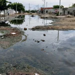 Solicitan perfilación de vías en Divino Niño; aguas residuales permanecen estancadas en la calle principal