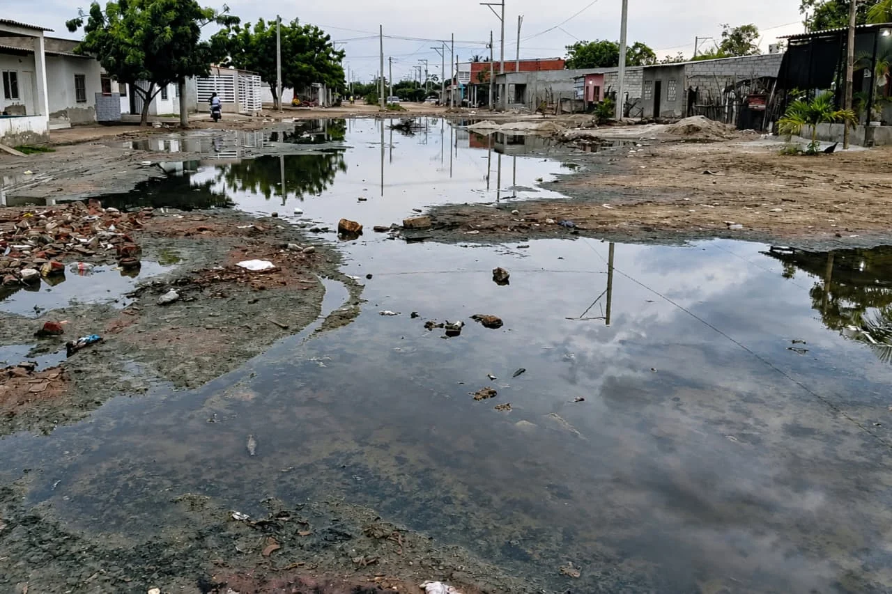 Solicitan perfilación de vías en Divino Niño; aguas residuales permanecen estancadas en la calle principal
