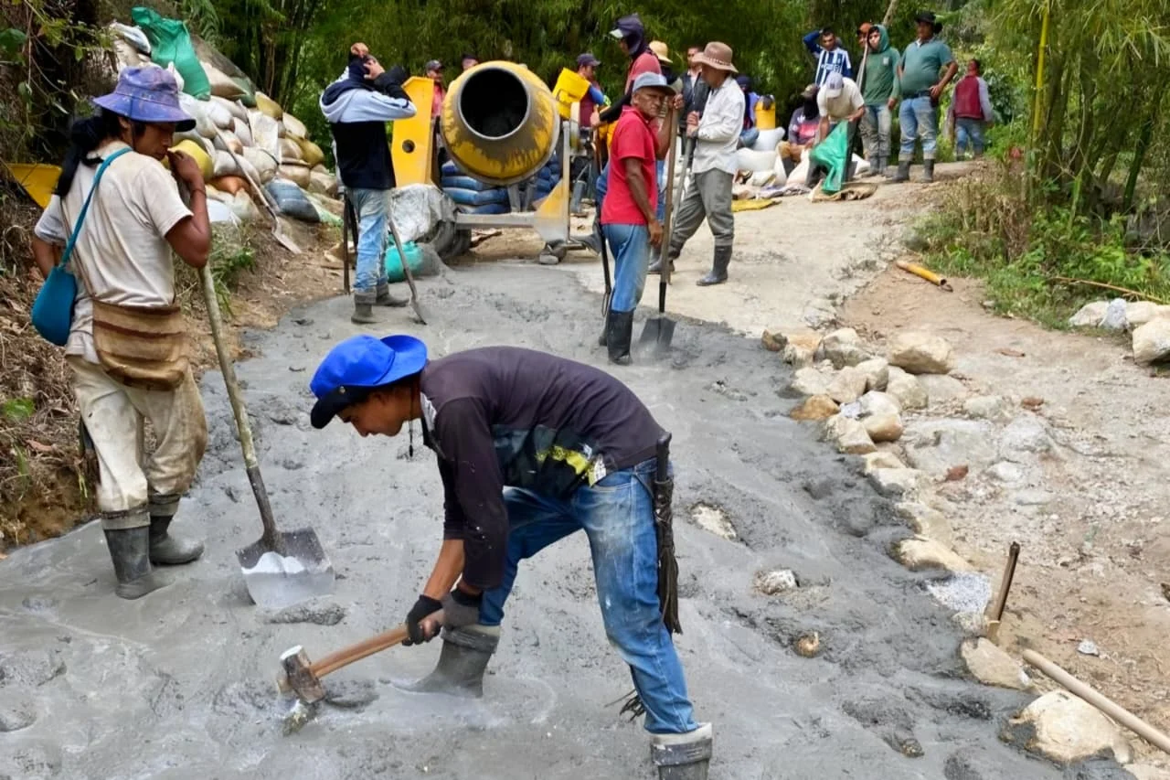 ¡Campesinos de Cherúa lo hacen realidad! Ante abandono estatal construyen vías con esfuerzo y unidad