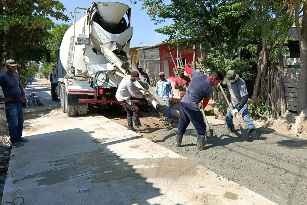 Trabajos de pavimentación en concreto rígido en el barrio Cinco de Febrero, al oriente de Ciénaga, Magdalena