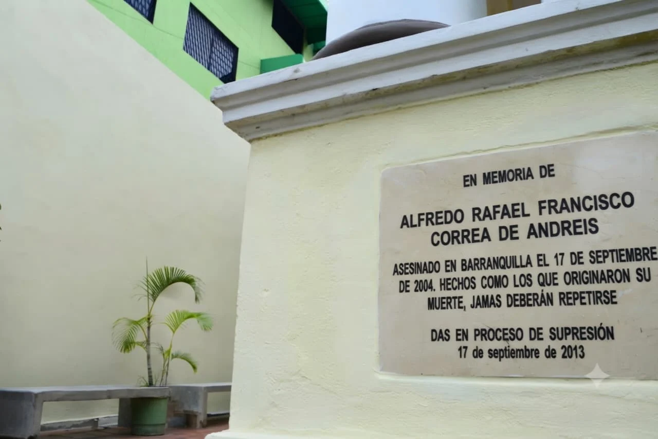 Fotografía o placa conmemorativa del profesor Alfredo Correa de Andreis en el barrio El Prado de Barranquilla
