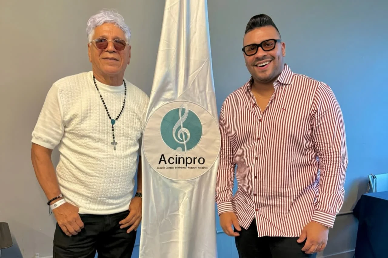 Álvaro Gutiérrez Peñaranda y Andrws Noel, músicos cienagueros, durante el homenaje del Día del Socio de ACINPRO