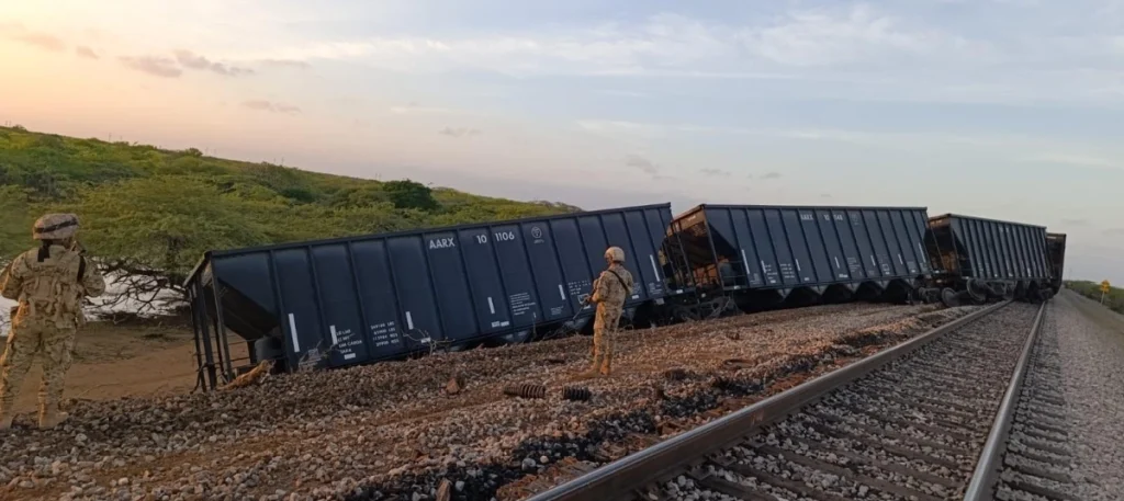 Vagones del tren de carga del Cerrejón descarrilados tras un atentado con explosivos en Uribia, La Guajira