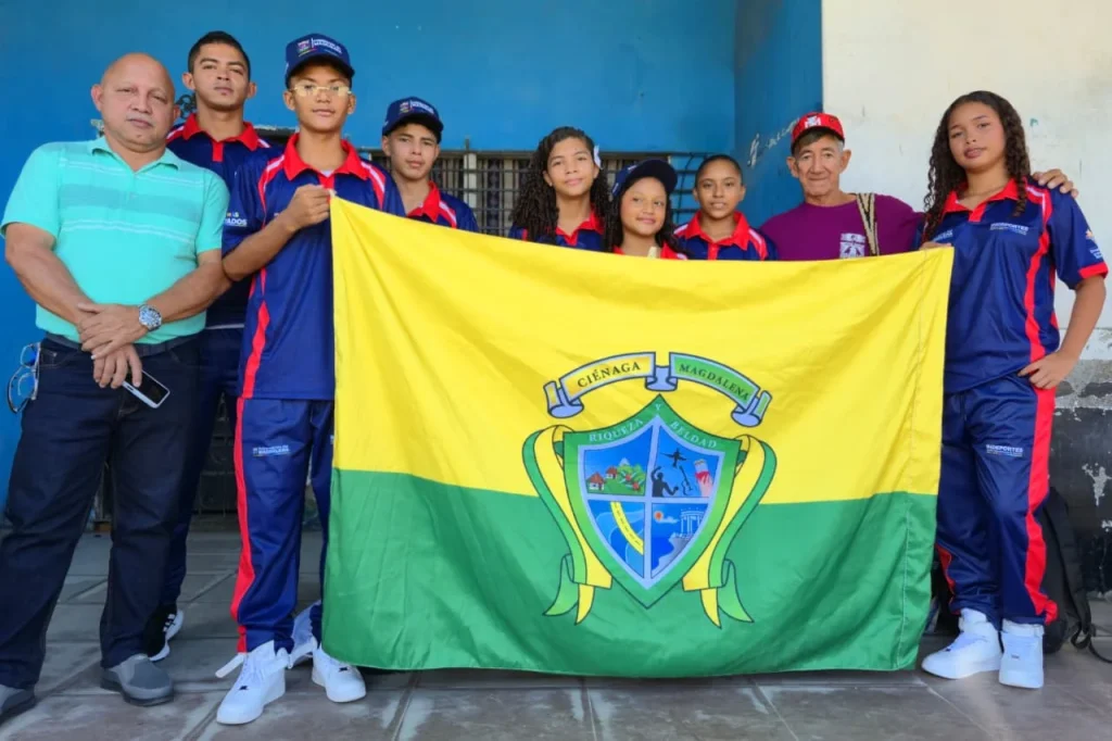 Delegación de atletas cienagueros previo a su viaje a Montería para la fase regional Caribe 1 de los Juegos Intercolegiados 2026