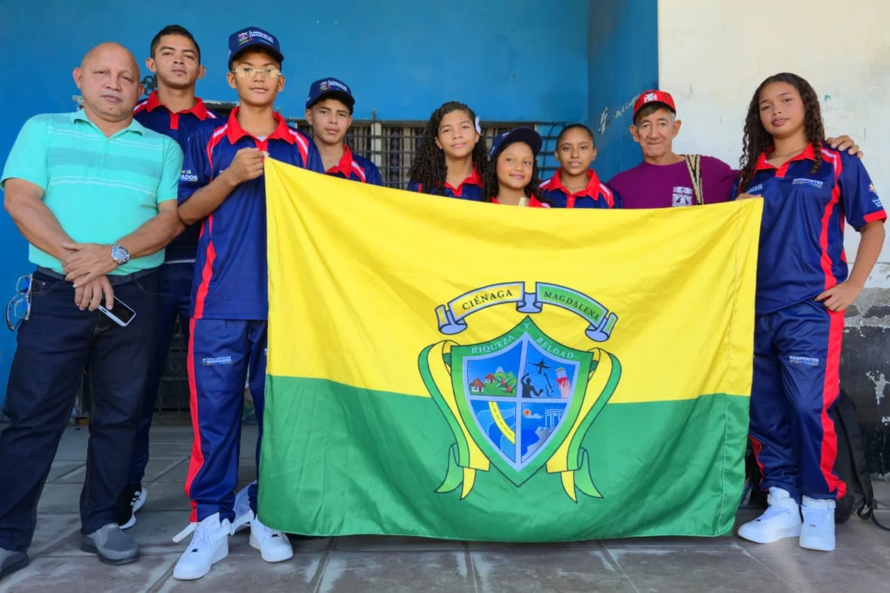 Delegación de atletas cienagueros previo a su viaje a Montería para la fase regional Caribe 1 de los Juegos Intercolegiados 2026