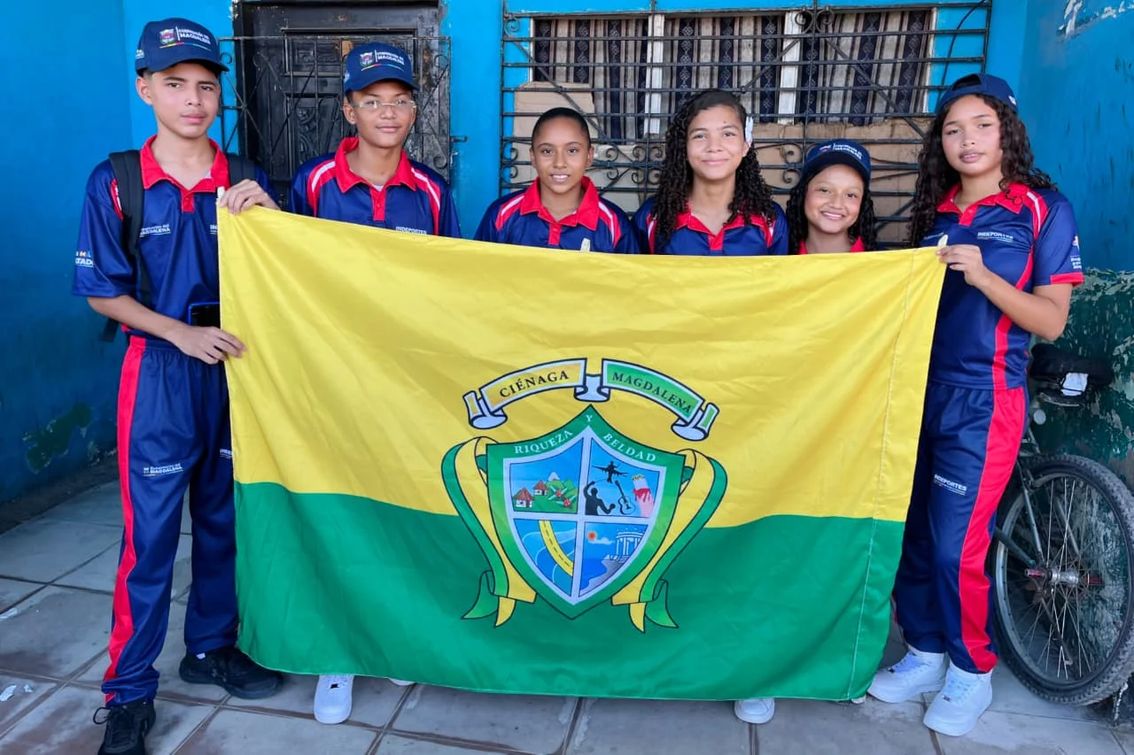 Delegación de atletas cienagueros previo a su viaje a Montería para la fase regional Caribe 1 de los Juegos Intercolegiados 2026