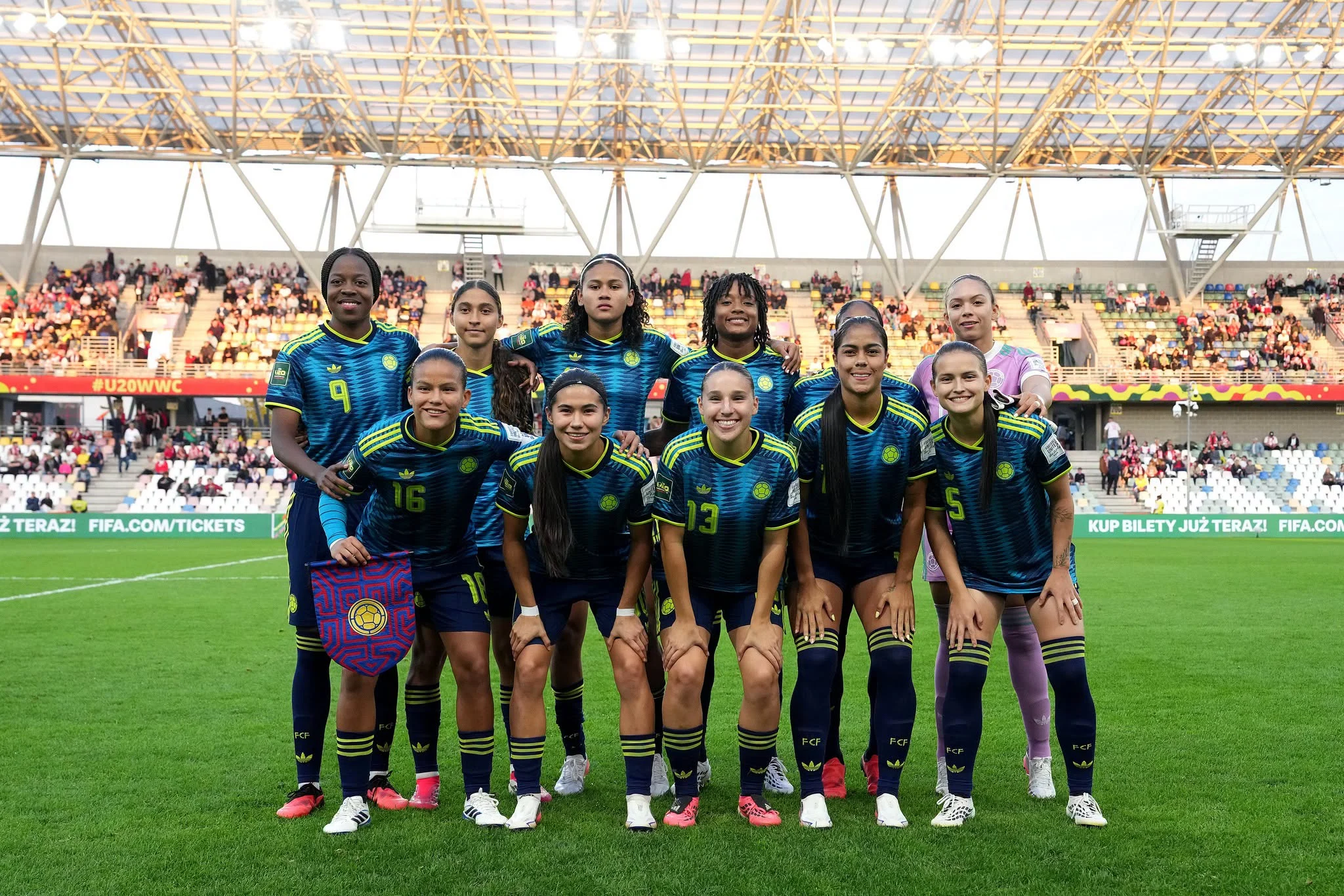 Jugadoras de la Selección Colombia Femenina Sub-20 celebrando la clasificación a cuartos de final tras vencer a Polonia