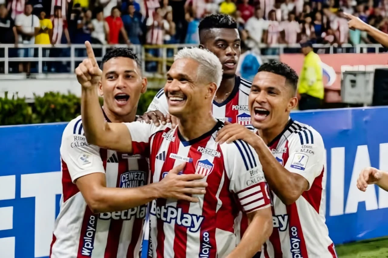 Jugadores de Junior de Barranquilla celebrando en el estadio Romelio Martínez tras la victoria sobre Independiente Medellín
