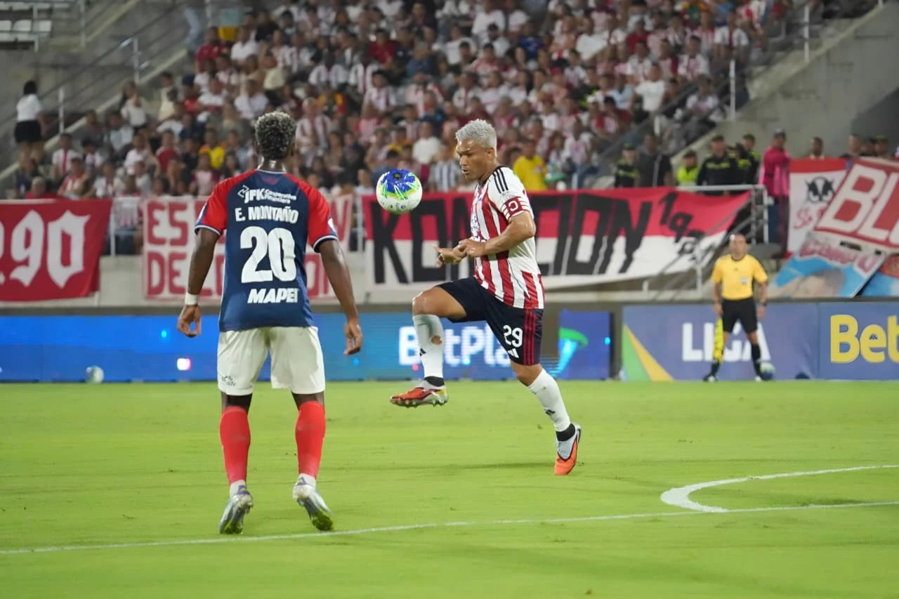 Jugadores de Junior de Barranquilla celebrando en el estadio Romelio Martínez tras la victoria sobre Independiente Medellín