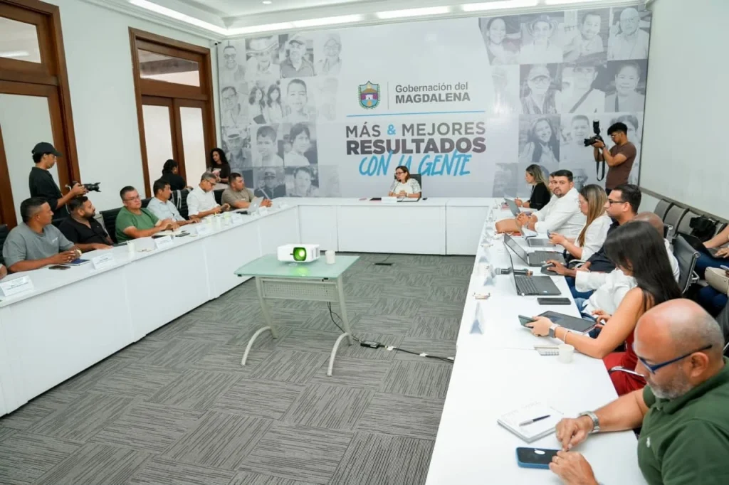 Gobernadora Margarita Guerra en mesa técnica con líderes comunitarios de San Javier, San Pedro y Palmor, en la Sierra Nevada de Santa Marta