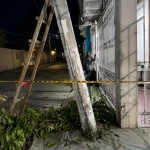 ¡Insólito! Comunidad del barrio La Floresta, en alerta por poste que se sostiene con una escalera