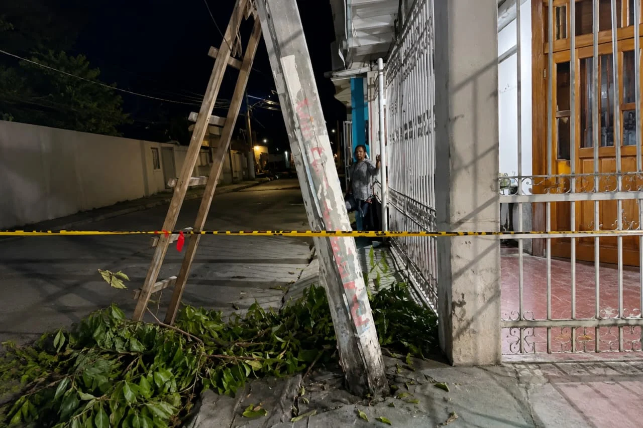 ¡Insólito! Comunidad del barrio La Floresta, en alerta por poste que se sostiene con una escalera