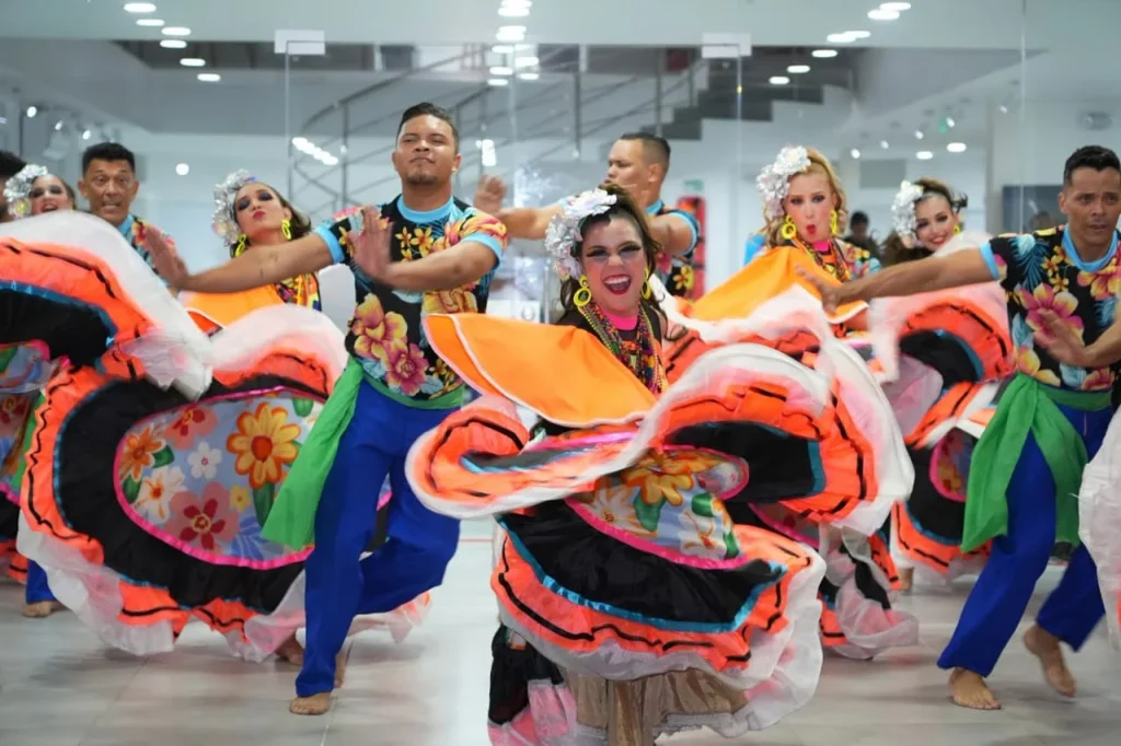 Delegaciones universitarias participando en el V Festival Universitario de Danzas Folclóricas de Unicaribe, en Ciénaga, Magdalena