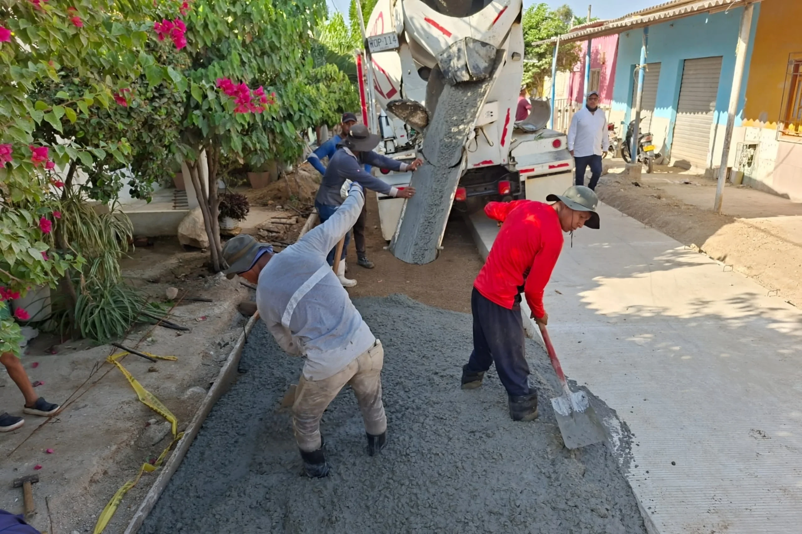 Trabajos de pavimentación en concreto rígido en el barrio Cinco de Febrero, al oriente de Ciénaga, Magdalena