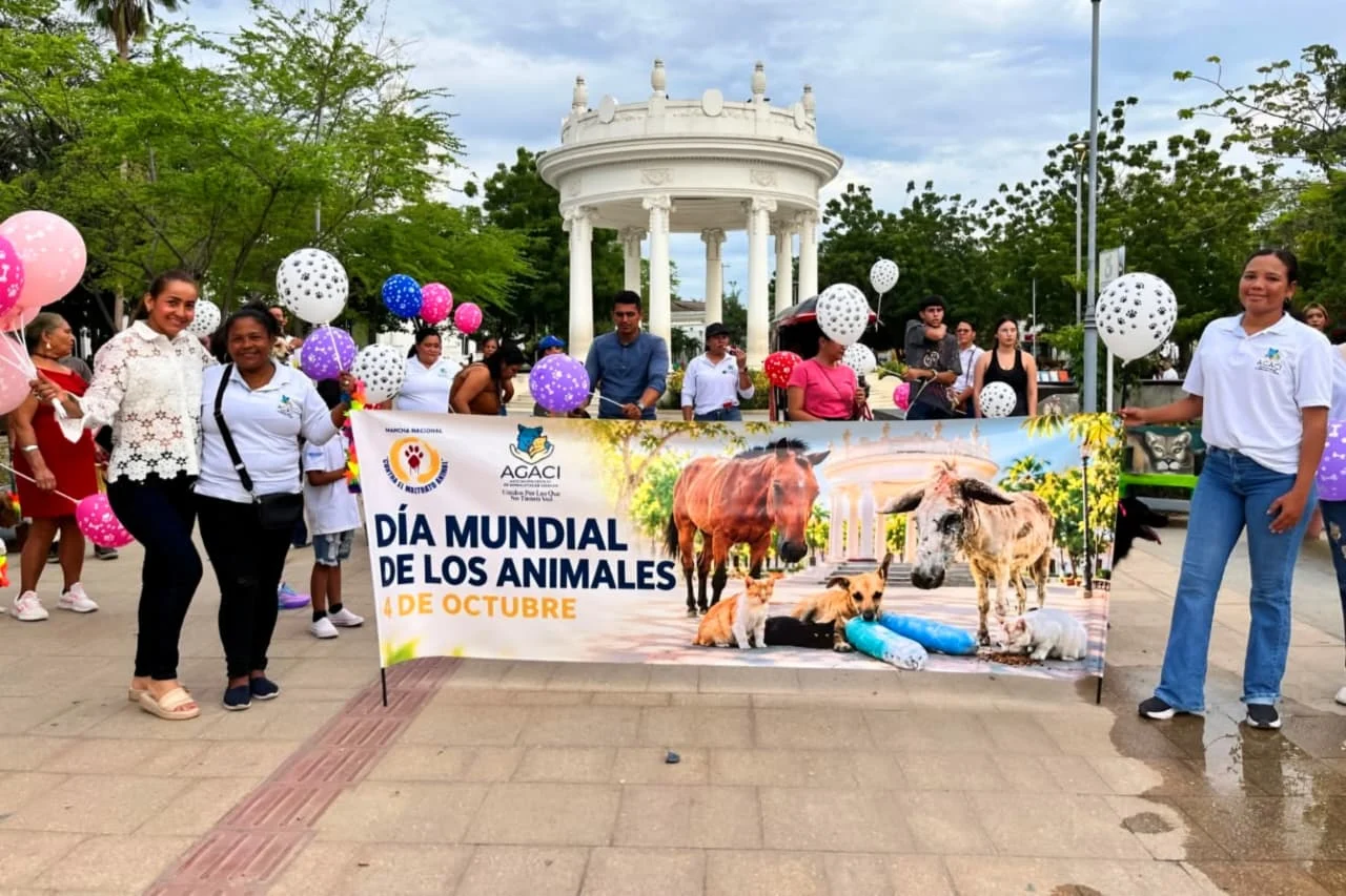 Ciudadanos y animalistas de Ciénaga marchando con pancartas por el Día Mundial de los Animales