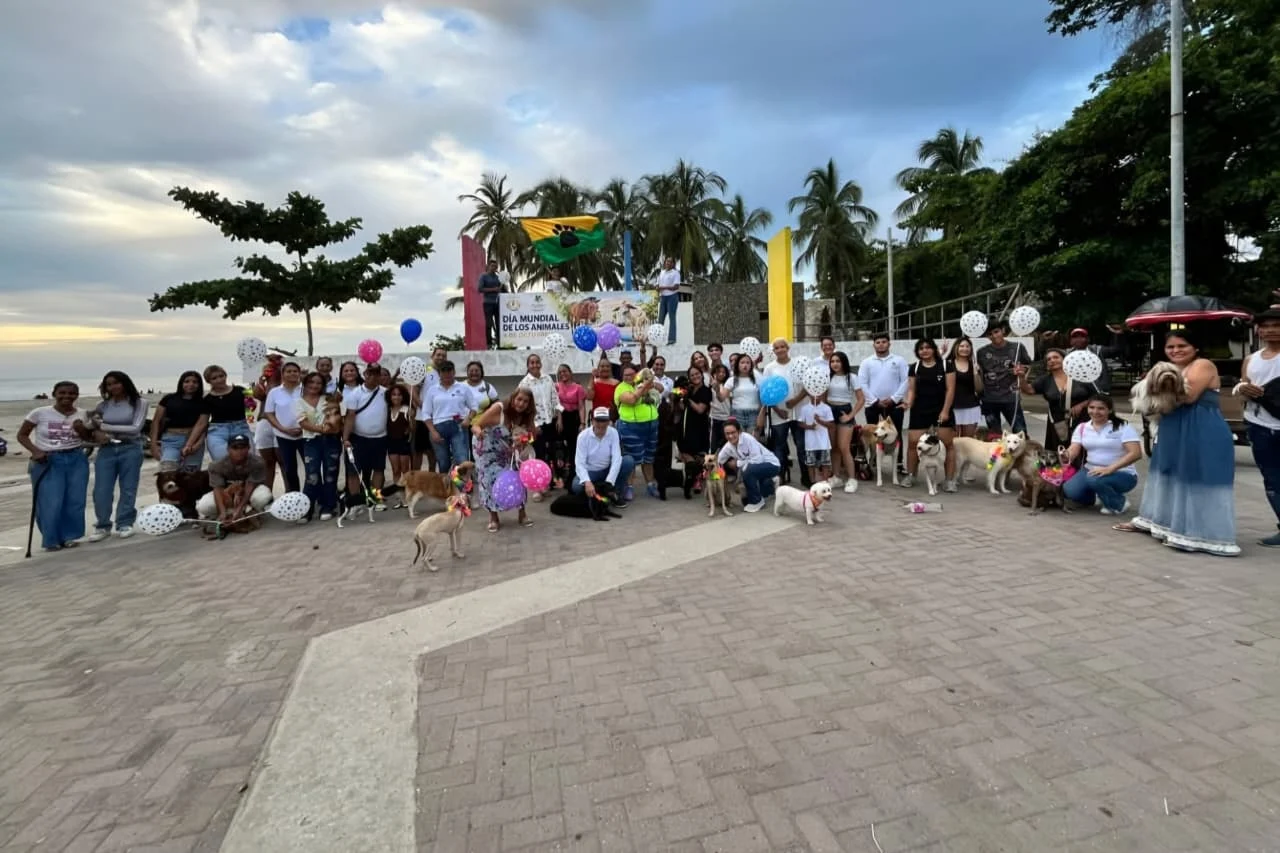 Ciudadanos y animalistas de Ciénaga marchando con pancartas por el Día Mundial de los Animales