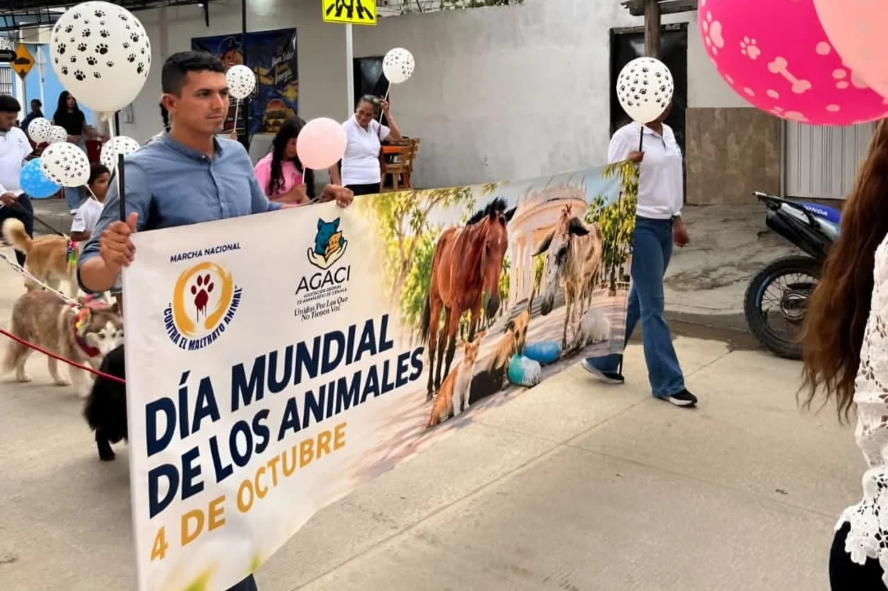 Ciudadanos y animalistas de Ciénaga marchando con pancartas por el Día Mundial de los Animales
