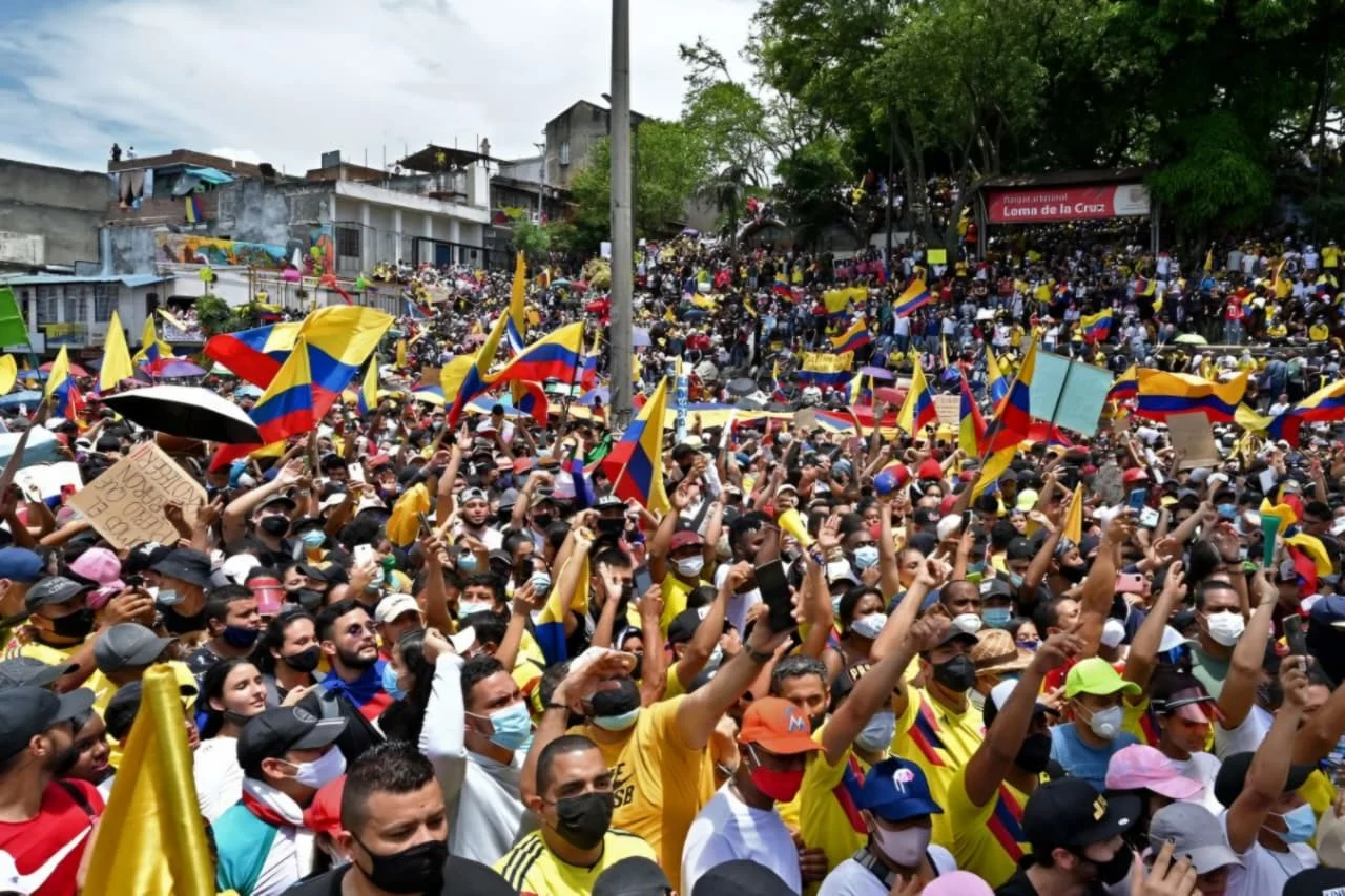Manifestantes y miembros de la Policía Nacional durante una movilización social en Colombia