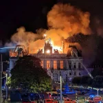 Francia arde: medio millón en las calles, un ayuntamiento histórico en llamas y más de 1.000 detenidos