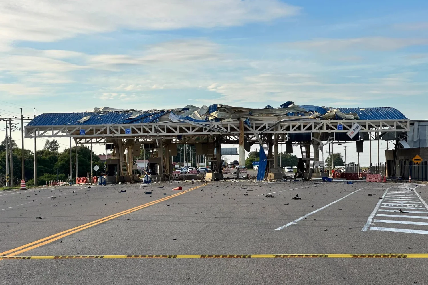 Casetas de un peaje destruidas, con escombros y estructuras metálicas dañadas, tras una explosión en una vía de Casanare.
