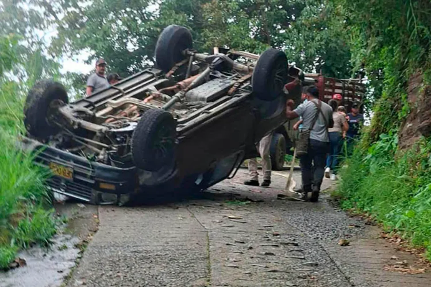 carro volcado en minca con cinco menores heridos