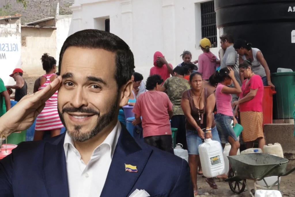 Personas llenan baldes y canecas con agua de un carrotanque en una calle de Santa Marta.