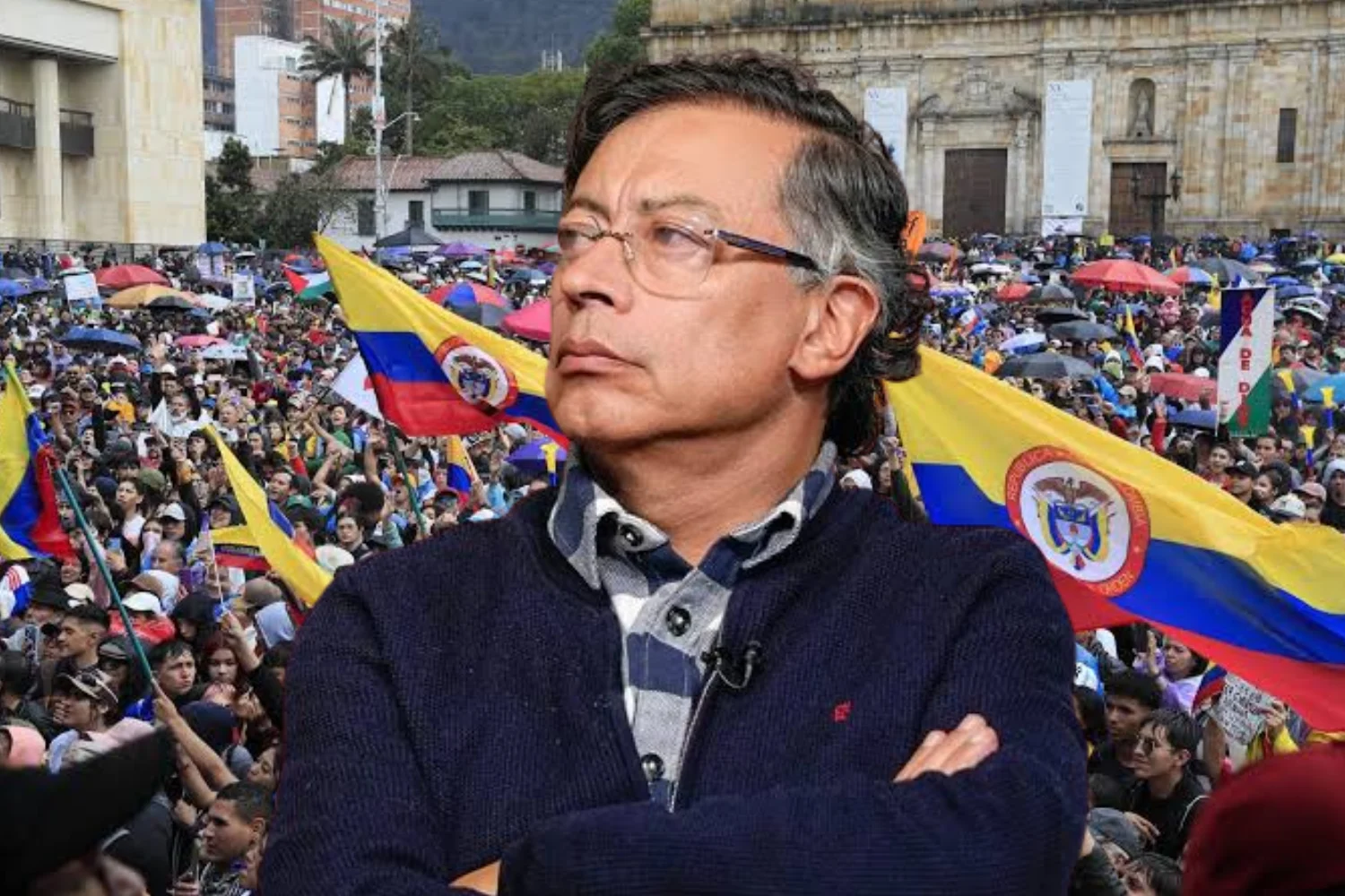 Manifestantes con banderas de Colombia durante el primer paro nacional contra el Gobierno de Abelardo de la Espriella. (Ajustar a lo que muestre la foto.)